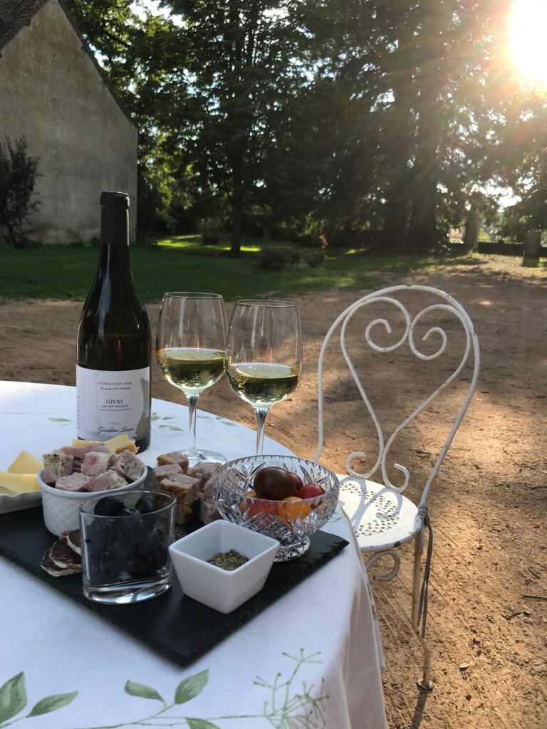 Verre de vins en fin de journée au Mauny